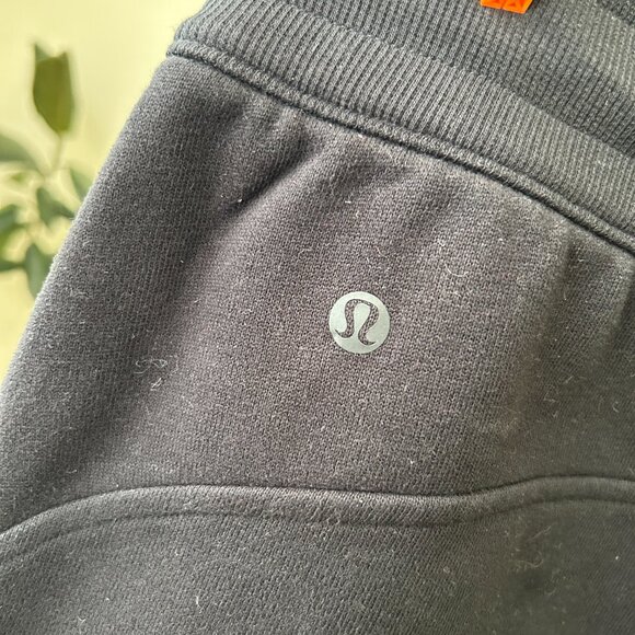 Lululemon Scuba High-Rise Shorts 5" – Black, Size 6 - Picture 6 of 7